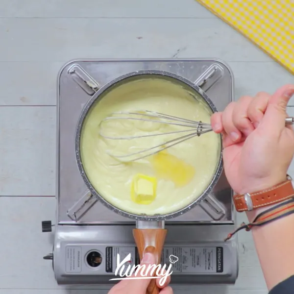 Matikan api, tambahkan mentega tawar, dan vanila pasta. Aduk rata.