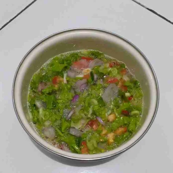 Campur semuanya dalam 1 wadah. Tambahkan garam, merica, gula, dan kaldu jamur, aduk rata