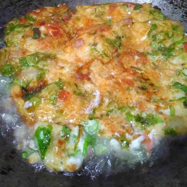 Balik sekali saja. Setelah matang angkat, tiriskan dan taruh di atas tisu dapur untuk menyerap minyak. Hasilnya krispy di luar, pluffy di dalam.
