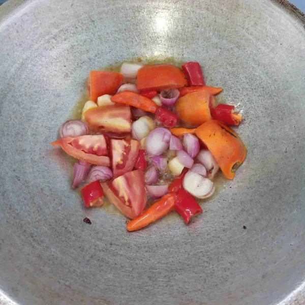 Goreng bawang merah, bawang putih, tomat, cabai merah dan cabai rawit sampai layu.