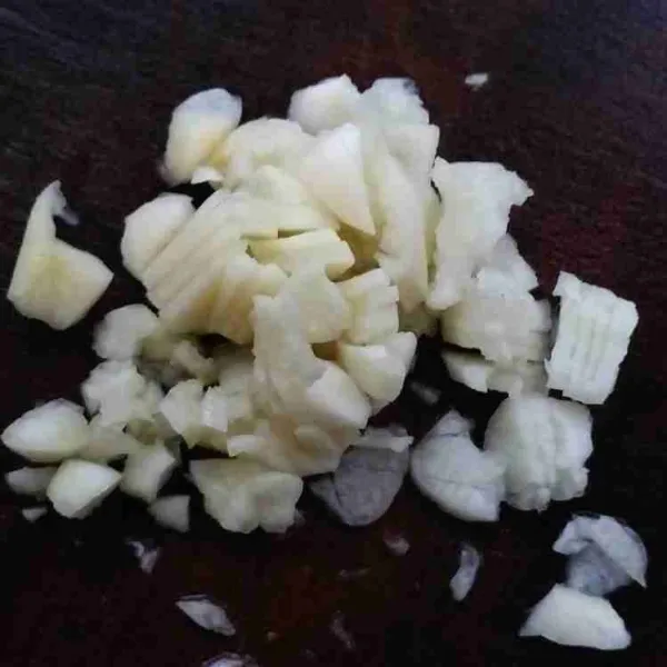 Geprek cincang bawang putih.