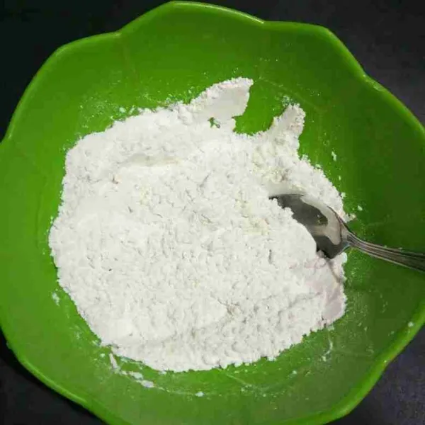 Campur tepung terigu, tepung tapioka, tepung beras, gula pasir, dan garam. Aduk rata.