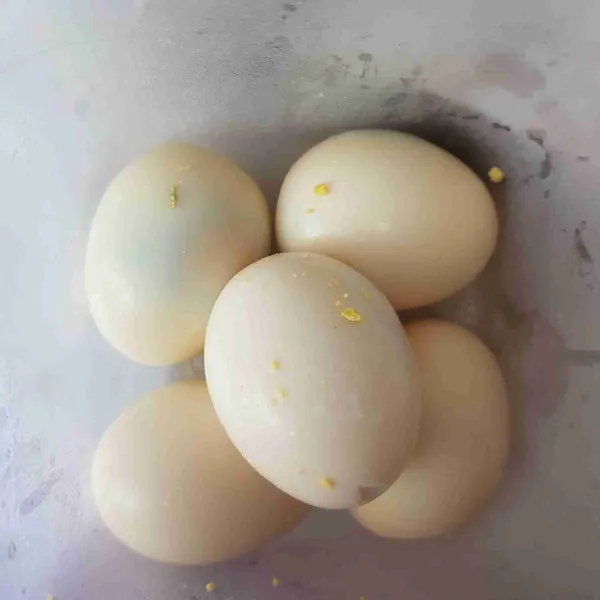 Rebus telur hingga matang kemudian kupas dan sisihkan.