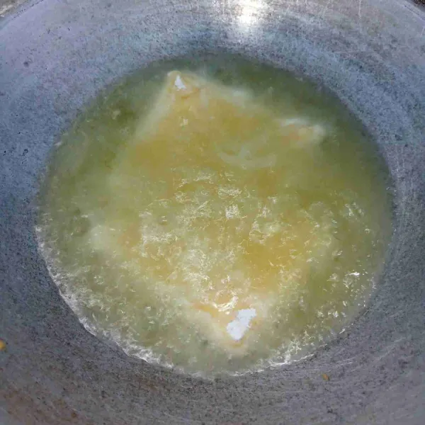 Goreng di dalam minyak panas dengan api sedang kemudian Sajikan dengan sambal bawang.