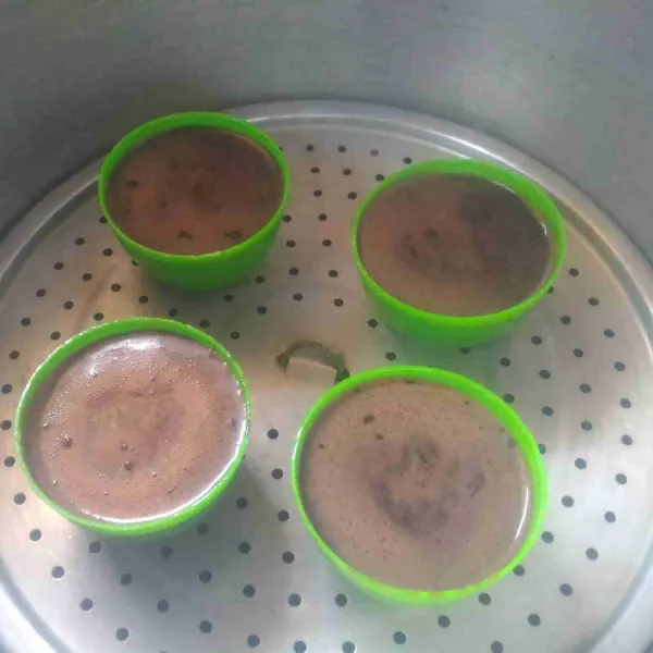 Tuang adonan ke dalam cetakan kue mangkok (sebelumnya telah diolesi margarin dulu cetakannya). Masukkan ke dalam kukusan yang sebelumnya telah dipanaskan terlebih dahulu dan kukus selama 5 menit dengan api sedang (jangan lupa tutup kukusan bungkus dgn serbet bersih).