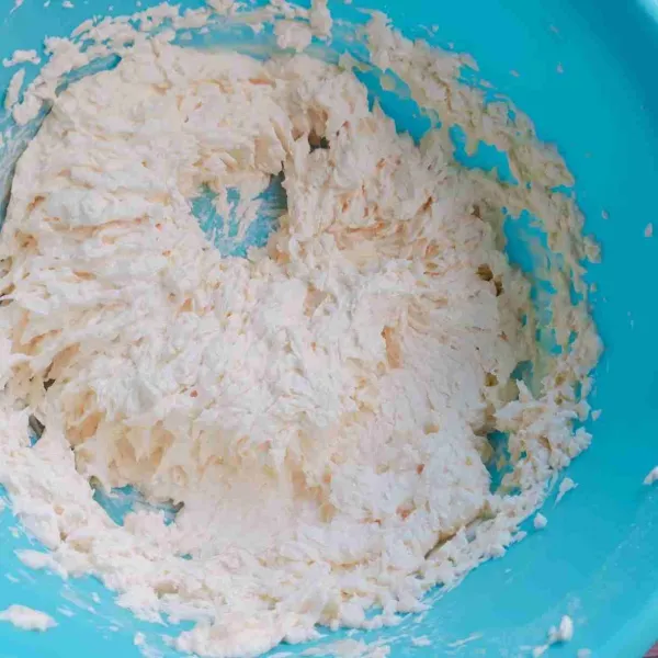 Tambahkan putih telur, kemudian mixer selama 3 menit.