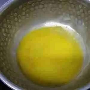 Kocok telur dan gula sampai naik, setelah Kocokan telur dan gula naik, masukan tepung terigu sedikit demi sedikit sambil terus dikocok samapi rata.