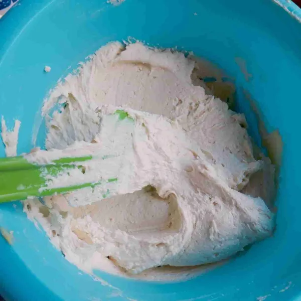 Tambahkan terigu, maizena & susu bubuk, aduk rata dengan spatula.