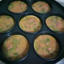 Panaskan teflon/snack maker,oles dengan margarin. Lalu tuang adonan telur. Masak hingga bagian bawah dadar matang.
