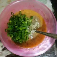 Kemudian masukkan daun bawang pre,merica bubuk dan garam. Aduk rata.