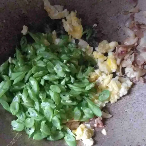 Masukan buncis, kemudian aduk merata dengan bahan lainnya, tambahkan garam, gula, dan kaldu bubuk secukupnya. Masak sebentar hingga buncis layu, setelah matang masakan siap dihidangkan.