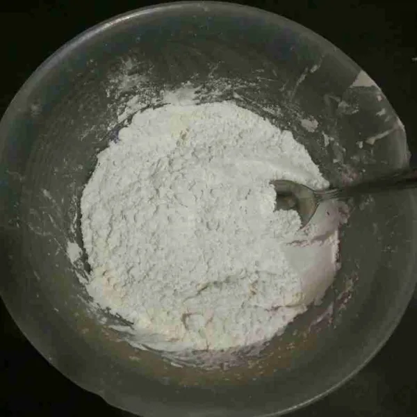 Campur tepung terigu,tepung tapioka,tepung beras,garam dan gula pasir. Aduk rata.