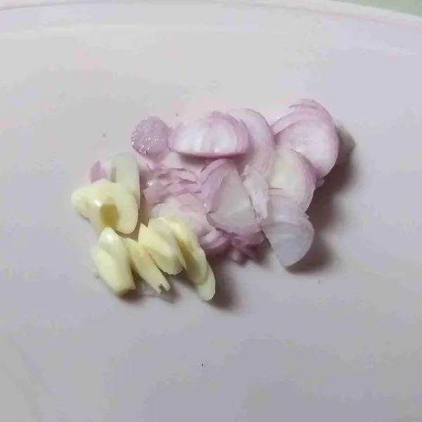 Iris bumbu, sisihkan.