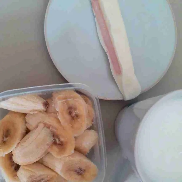 Siapkan bahan, bekukan pisang yang telah dipotong-potong dan es krimnya.