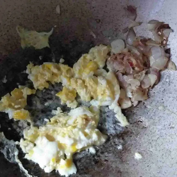 Orak-arik telur hingga membuat butiran.