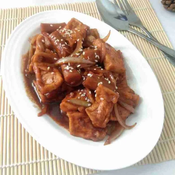 Sajikan dengan taburan wijen.