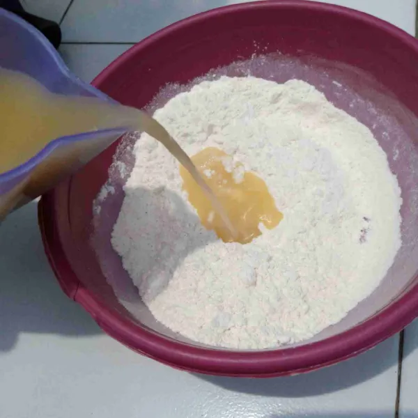 Masukkan air ke dalam tepung, aduk sampai tercampur rata dan tidak bergerindil.