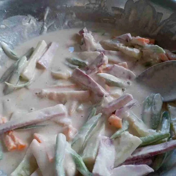 Masukkan sayuran dan ubi ungu, aduk rata.
