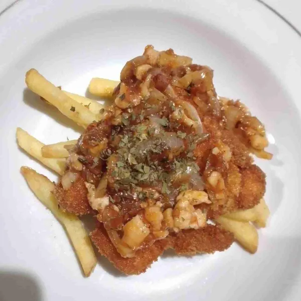 Tata diatas piring kentang goreng, chicken katsu dan saus bolognese, beri hiasan diatasnya. Siap untuk disajikan.