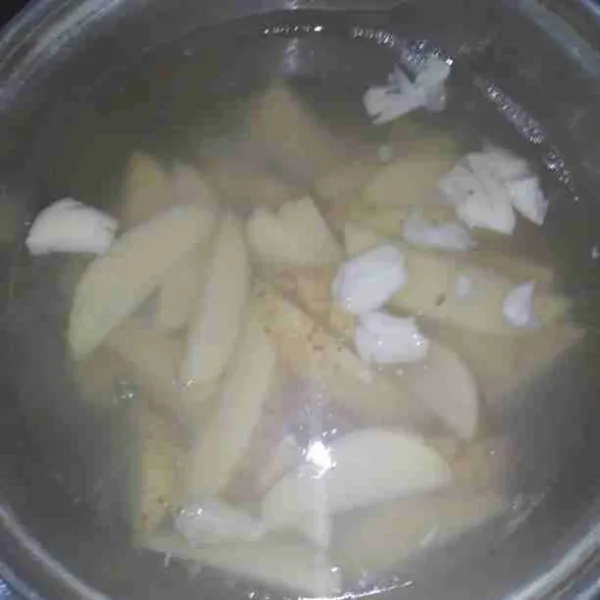 Rebus kentang, bawang putih dan garam. Rebus selama 7 menit.