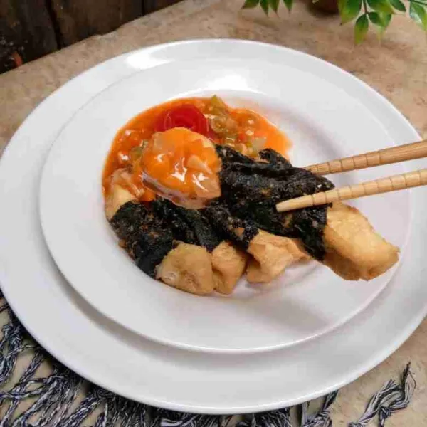 Tata tahu nori di piring lalu siram dengan sweet sour saucenya dan sajikan.