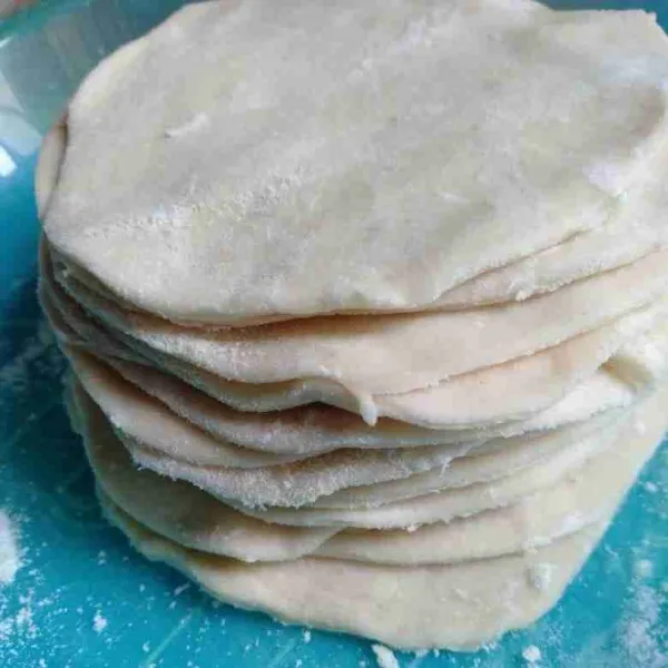 Tiap lembar taburi dengan tepung supaya tidak lengket atau bisa dilapisi plastik untuk disimpan dalam freezer.