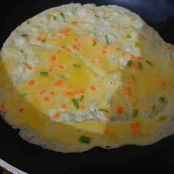 Panaskan teflon, tuang adonan, tunggu bagian bawah matang.