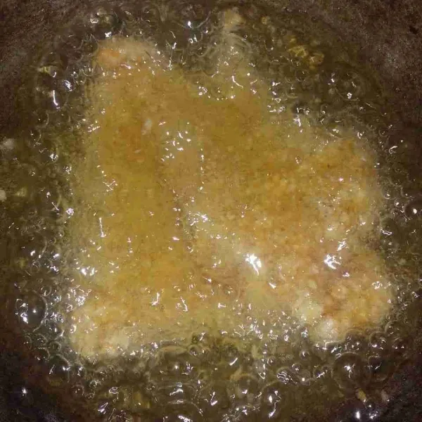 Goreng ayam dengan api kecil hingga matang, angkat dan sisihkan.