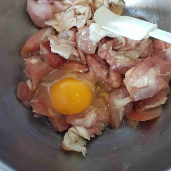 Setelah didiamkan, keluarkan dari kulkas kemudian masukkan telur, aduk rata.