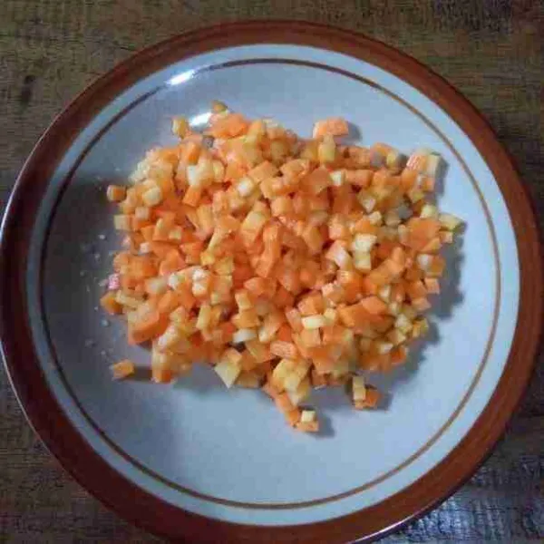 Kupas dan potong dadu wortel.