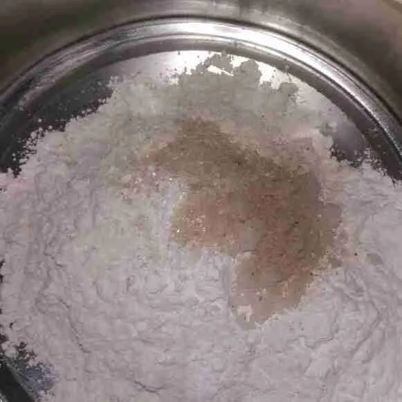 Campur tepung terigu, tepung beras, gula, garam, lada bubuk dan baking powder.
