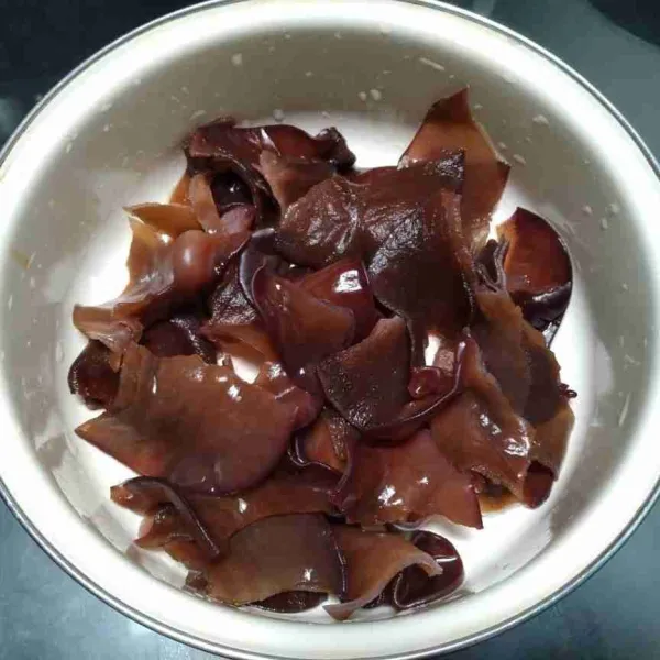 Rebus jamur kuping, sisihkan. Rebus brokoli, sisihkan. Rebus irisan daging selama  3 menit, angkat dan sisihkan.