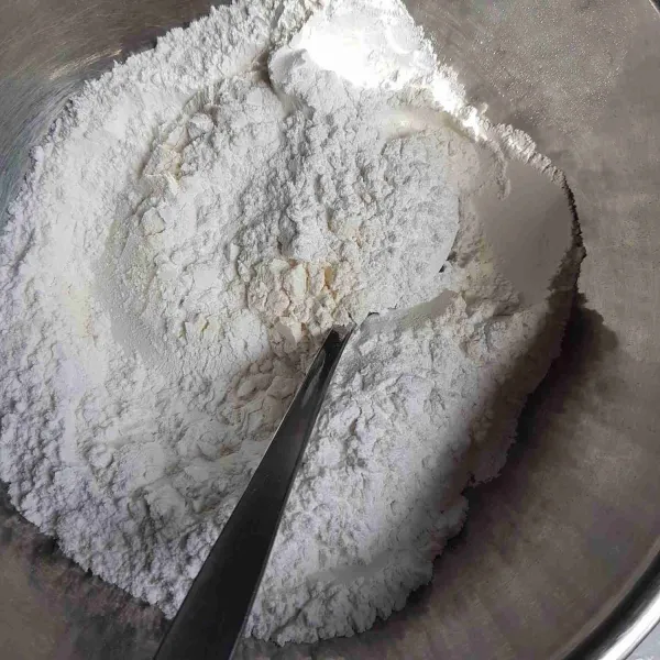 Siapkan wadah kemudian masukkan tepung ketan, tepung terigu, bubuk krimer, dan garam, aduk rata.