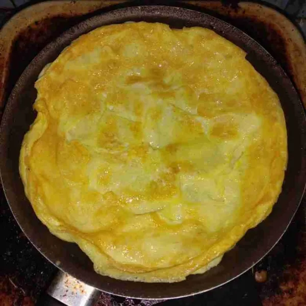 Membuat omelette: kocok lepas bahan omelette hingga tercampur rata kemudian dadar telur hingga setengah matang atau hingga matang, sesuaikan selera saja, angkat dan sisihkan.