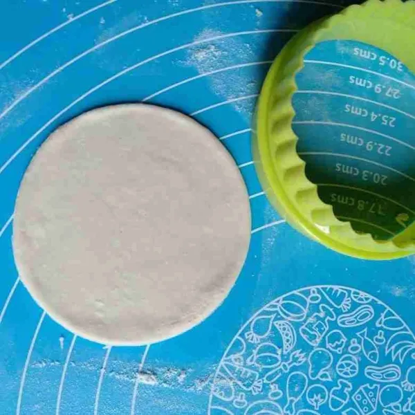 Ambil adonan kulit sekitar 15-20 gram, gilas dengan rolling pin dan cetak bentuk lingkaran.