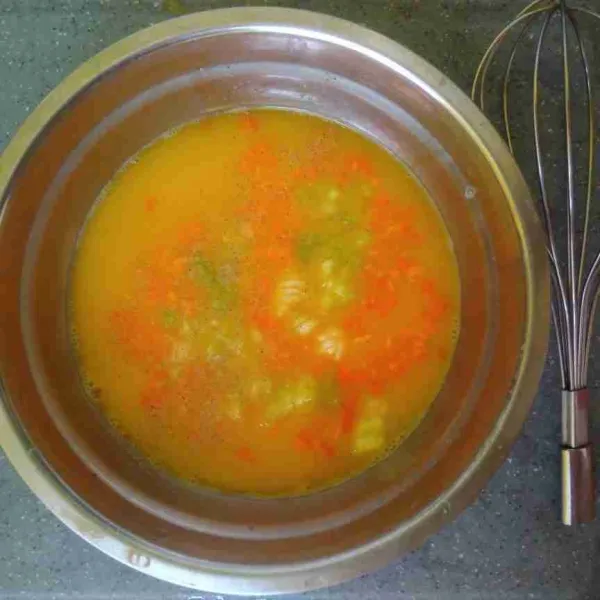 Beri wortel dan daun bawang cincang serta merica bubuk, aduk rata.