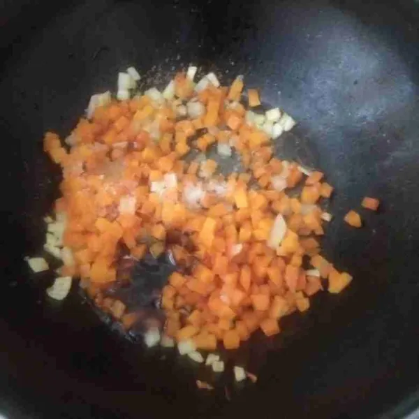 Masukkan wortel, beri saus tiram, garam, dan gula. Aduk rata, tes rasa lalu angkat.