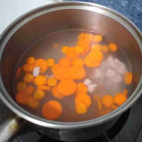 Didihkan 1 liter air kemudian masukkan daging yang sudah direbus tadi, kemudian masukkan irisan wortel.