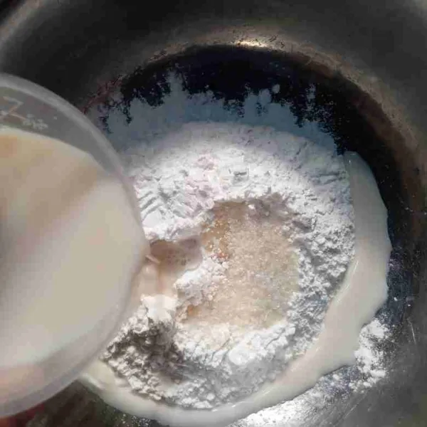 Campur tepung beras, tepung ketan, garam dan gula pasir, tuangi dengan air sari kedelai sedikit demi sedikit sambil diulen.