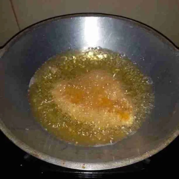 Panaskan minyak goreng. Goreng ayam hingga berwarna keemasan. Angkat dan sajikan dengan saos sambal dan sayuran.