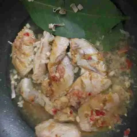 Masukan ayam yang sudah dimarinasi, kemudian daun salam, sereh, air, gula, garam, jeruk nipis. Masak hingga air meresap dan ayam matang.