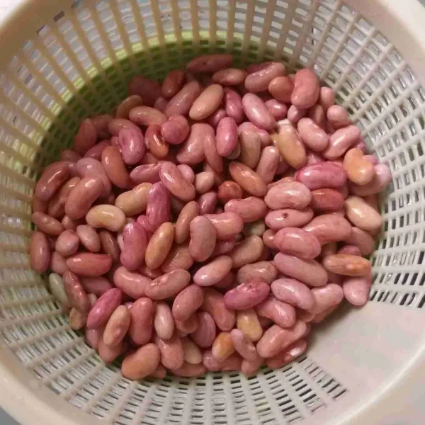 Cuci bersih kacang merah, sisihkan. Jika kacang merah masih dalan keadaan keras, dapat direndam sebentar.