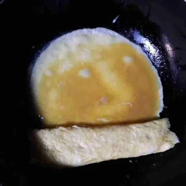 Tuang kembali sisa kocokan telur, gulung lagi dan masak hingga matang.