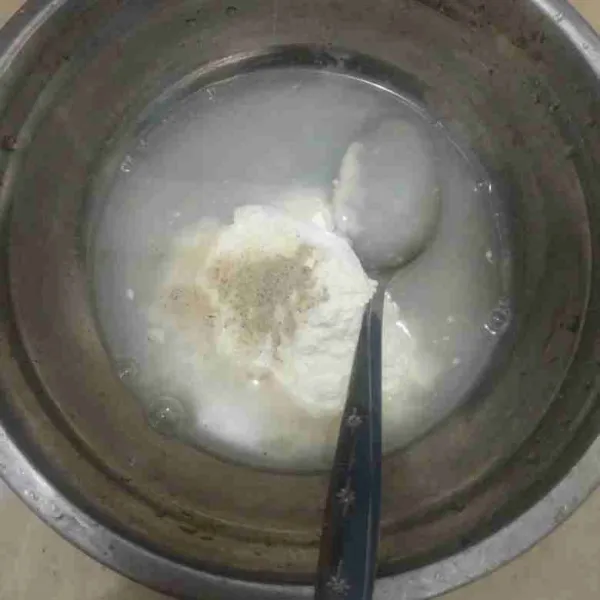 Masukkan ke dalam wadah 2 sdm tepung terigu, garam, dan lada bubuk. Beri secukupnya air, aduk rata.
