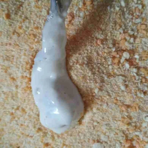 Gulingkan di tepung panir sambil ditekan agar tepung menempel sempurna.