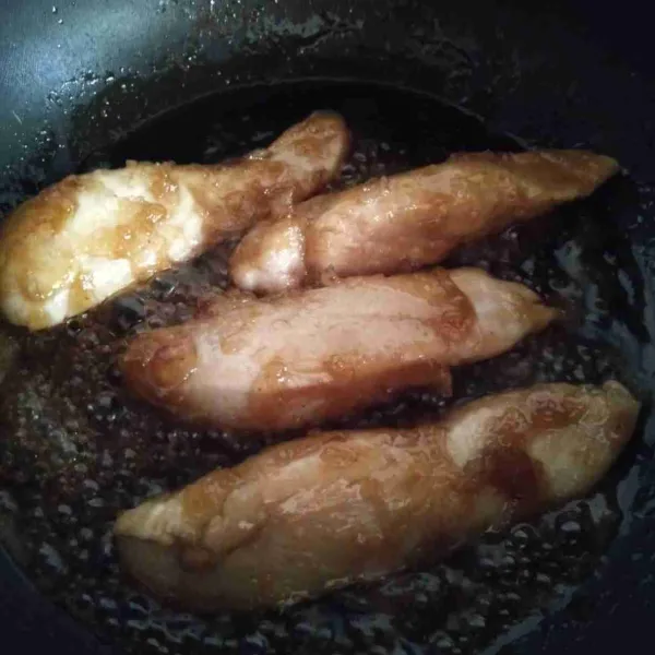 Goreng fillet ayam, hingga setengah matang. Sesekali dibalik.
Masukkan saus ke dalam penggorengan.