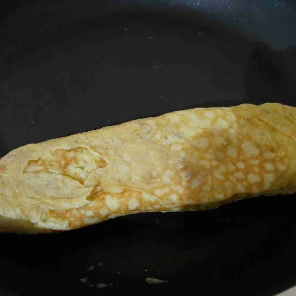 Lakukan hingga adonan habis kemudian sajikan.