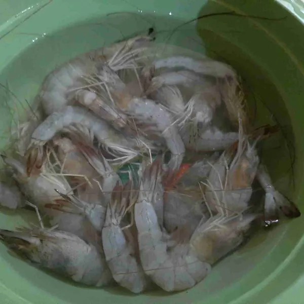 Rendam udang sebentar, lalu buang bagian kepala dan kulitnya.