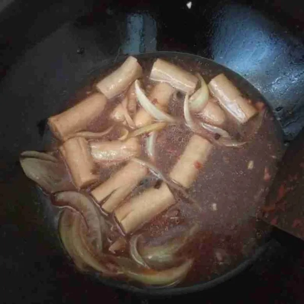 Masukkan sosis, masak sebentar.