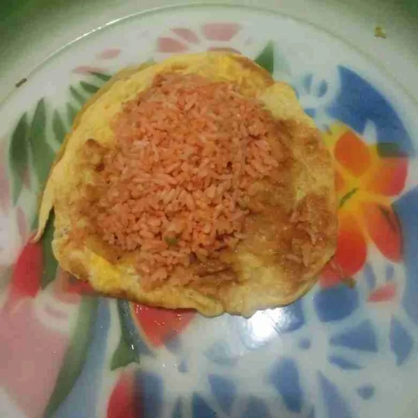 Letakkan nasi goreng diatas telur dadar.